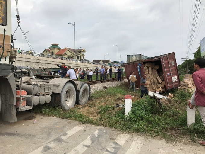 Chiếc xe container bị hư hỏng nặng sau vụ tai nạn.