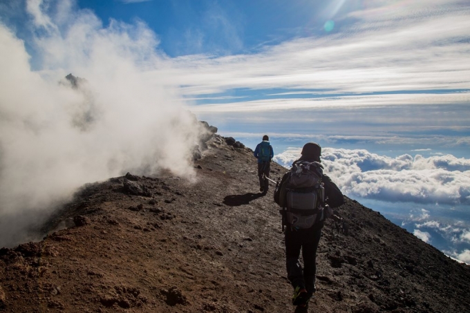 Khung cảnh ghi lại ph&iacute;a tr&ecirc;n miệng n&uacute;i lửa đang hoạt động Etna, Italy (Ảnh: Marco Restivo / Barcroft)