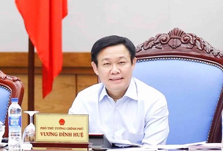 Ph&oacute; Thủ tướng Vương Đ&igrave;nh Huệ chủ tr&igrave; buổi l&agrave;m việc với c&aacute;c bộ, ng&agrave;nh nhằm th&aacute;o gỡ kh&oacute; khăn vướng mắc cho hoạt động bảo l&atilde;nh t&iacute;n dụng cho c&aacute;c DNNVV. Ảnh: VGP.