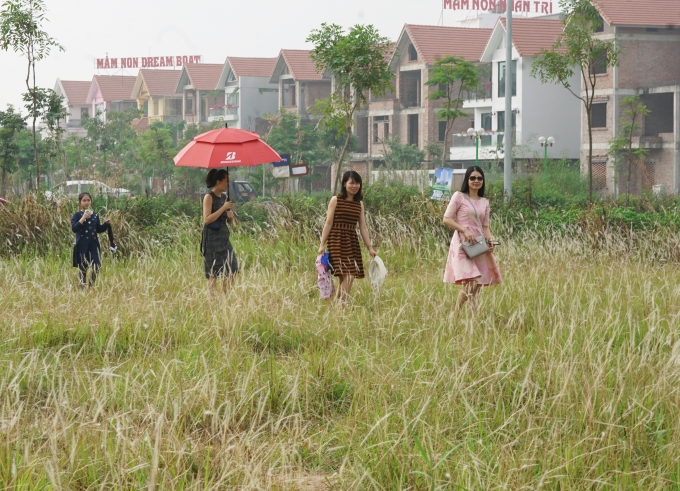 Với vẻ đẹp thơ mộng thu h&uacute;t nhiều người d&acirc;n đi qua đ&acirc;y gh&eacute; v&agrave;o tham quan, chụp ảnh.