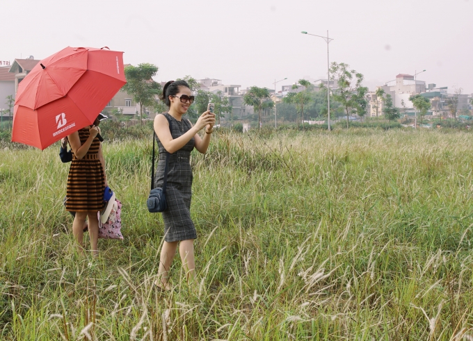 Một người d&acirc;n đang hứng th&uacute; chụp ảnh cho bạn m&igrave;nh.