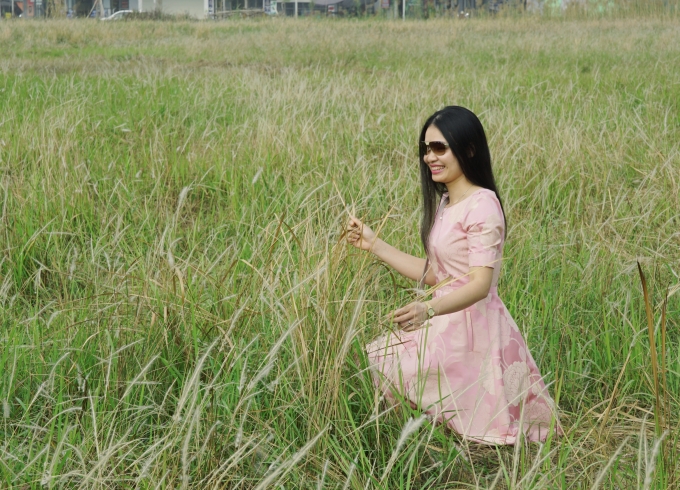 C&ocirc; g&aacute;i th&iacute;ch th&uacute; tạo d&aacute;ng b&ecirc;n vườn lau.