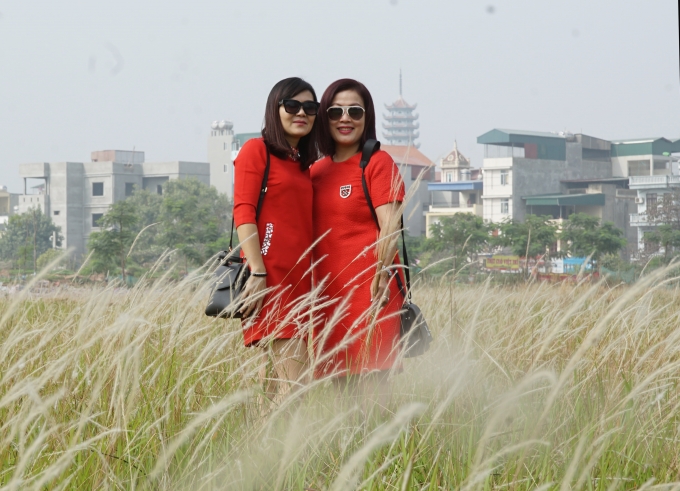 Tranh thủ tạo d&aacute;ng chụp ảnh lưu niệm b&ecirc;n nhau .