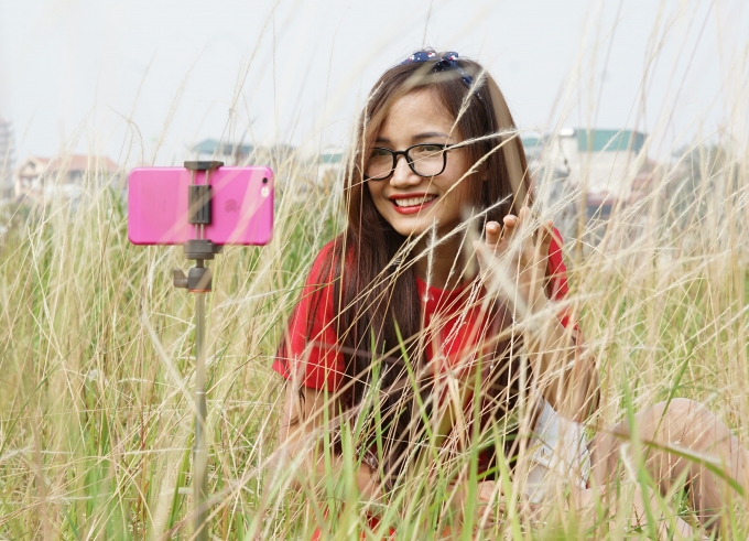 Một c&ocirc; g&aacute;i đang say sưa chụp ảnh