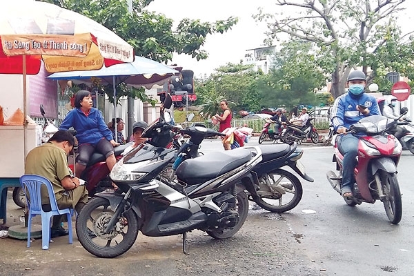 H&agrave;ng chục &ldquo;c&ograve;&rdquo; v&eacute; ch&agrave;o mời ngay cổng ga S&agrave;i G&ograve;n - Ảnh: Mai Huy&ecirc;n.