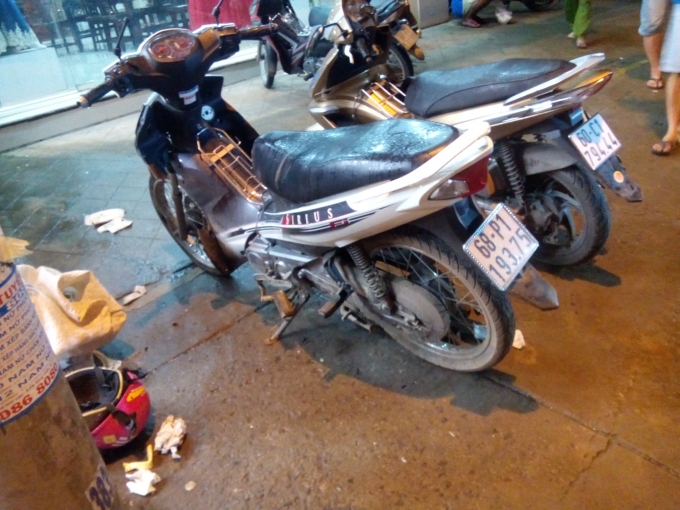 Hai chiếc xe m&aacute;y được di dời v&agrave;o lề đường.