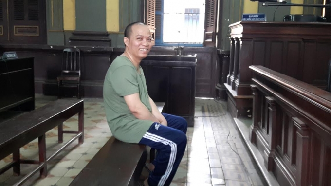 Suốt phi&ecirc;n t&ograve;a, bị c&aacute;o Tiền lu&ocirc;n lu&ocirc;n mỉm cười.