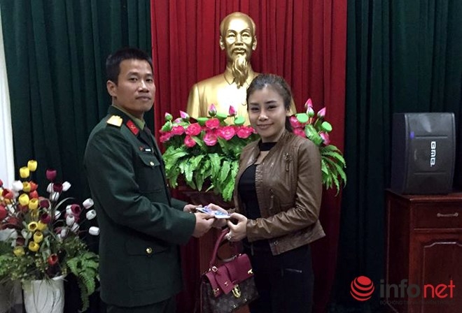 Trung &uacute;y Qu&acirc;n nh&acirc;n chuy&ecirc;n nghiệp H&agrave; Văn Ki&ecirc;n trao lại điện thoại cho người bị hại tại Lữ đo&agrave;n 144.