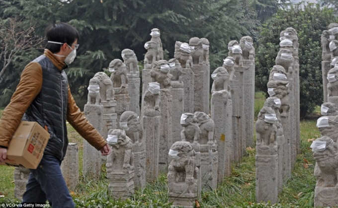 Li cho biết, anh đ&atilde; bỏ ra 80 nh&acirc;n d&acirc;n tệ để mua đủ 800 khẩu trang v&agrave; mất 1h để c&ugrave;ng c&aacute;c bạn của m&igrave;nh đeo ch&uacute;ng l&ecirc;n c&aacute;c tượng sư tử đ&aacute;. &ldquo;T&ocirc;i muốn mọi người ch&uacute; &yacute; hơn tới việc bảo vệ m&ocirc;i trường. T&ocirc;i kh&ocirc;ng muốn kh&ocirc;ng kh&iacute; của Trung Quốc sẽ bị &ocirc; nhiễm như London hồi năm 1952&rdquo;, Li n&oacute;i.