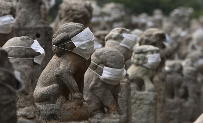 Những ch&uacute; sư tử đ&aacute; đeo khẩu trang được coi l&agrave; biểu tượng của t&igrave;nh trạng &ocirc; nhiễm kh&ocirc;ng kh&iacute; trầm trọng ở Trung Quốc.