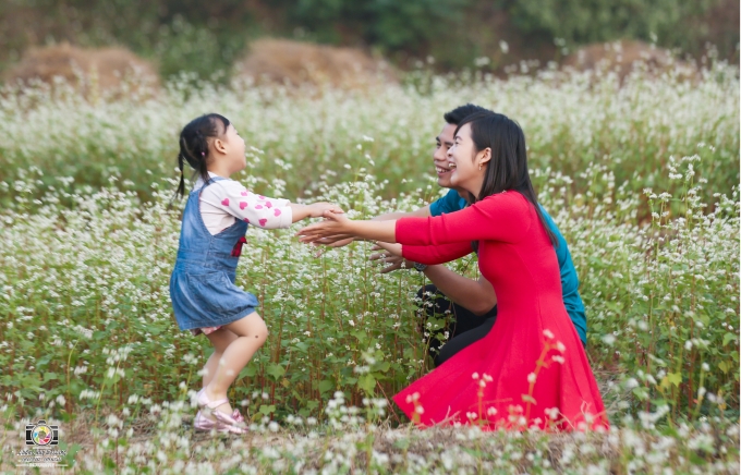 Khoảnh khắc hạnh ph&uacute;c của một gia đ&igrave;nh trẻ.