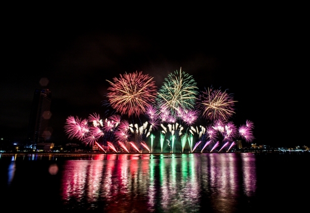 Trong khu&ocirc;n khổ Lễ hội Ph&aacute;o hoa quốc tế Đ&agrave; Nẵng 2017 (DIFF 2017), cuộc thi tr&igrave;nh diễn ph&aacute;o hoa tr&ecirc;n m&aacute;y t&iacute;nh nhằm thu h&uacute;t sự quan t&acirc;m của c&ocirc;ng ch&uacute;ng tới sự kiện văn h&oacute;a lớn nhất năm 2017 của Đ&agrave; Nẵng. Sự kiện cũng đồng thời g&oacute;p phần năng cao nhận thức của cộng đồng về việc ứng dụng c&ocirc;ng nghệ th&ocirc;ng tin v&agrave;o c&aacute;c lĩnh vực của đời sống x&atilde; hội.