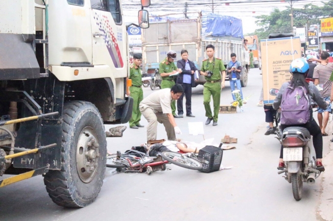 Theo những người chứng kiến vụ tai nạn, khi đ&oacute; xe ben chạy kh&aacute; nhanh.&nbsp;