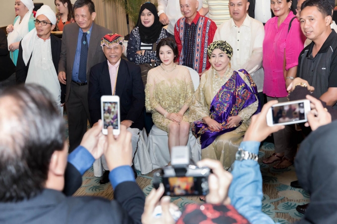 &Ocirc;ng Rajah Majjiaua Mansangyauna, người đứng đầu v&ugrave;ng Caraga ph&iacute;a đ&ocirc;ng bắc Mindanao đ&atilde; kh&ocirc;ng ngại ngần b&agrave;y tỏ sự khen ngợi rằng đ&acirc;y l&agrave; lần đầu ti&ecirc;n &ocirc;ng được thấy một phụ nữ c&oacute; vẻ đẹp Việt Nam rất thuần hậu m&agrave; dung nhan lại mang n&eacute;t đẹp t&ocirc;n qu&yacute;, ho&agrave;ng gia.