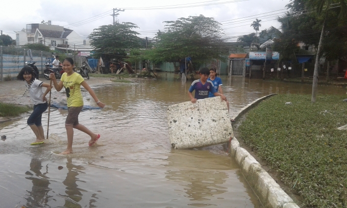 Nhiều nh&agrave; d&acirc;n bị nước tr&agrave;n v&agrave;o nh&agrave;.