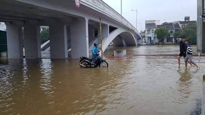 Nhiều xe m&ocirc; t&ocirc; bị chết m&aacute;y. (Ảnh: ĐK)