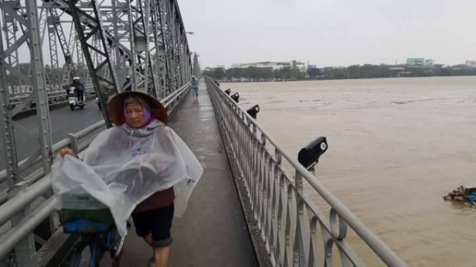 Chiều nay mực nước s&ocirc;ng Hương l&ecirc;n cao. (Ảnh: FB - ĐD)