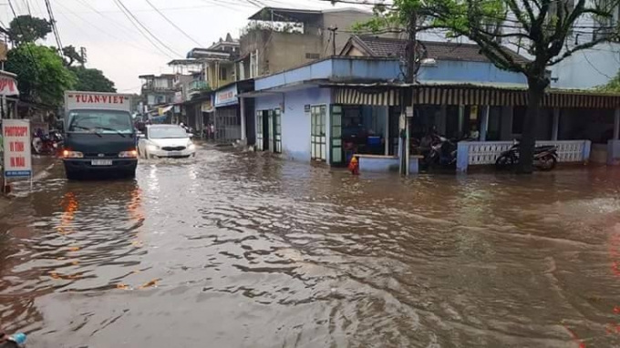 Nhiều tuyến đường ph&iacute;a trong Th&agrave;nh Nội ngập lụt. (Ảnh: FB - ĐD)