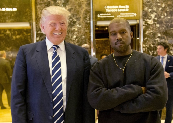 Tổng thống mới đắc cử Donald Trump v&agrave; ca sĩ người da m&agrave;u Kanye West gặp nhau ở sảnh của t&ograve;a th&aacute;p Trump Tower (Ảnh: Seth wenig / AP)