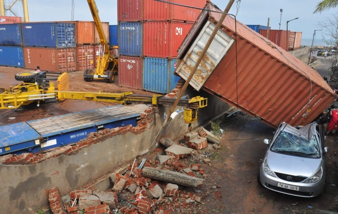 Một container bị rớt xuống đường phố sau khi cơn b&atilde;o Vardah tấn c&ocirc;ng th&agrave;nh phố&nbsp;Chennai, India (Ảnh: AFP / Getty Images)