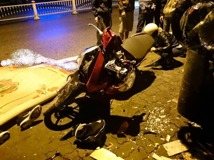 Chiếc xe m&aacute;y biến dạng.