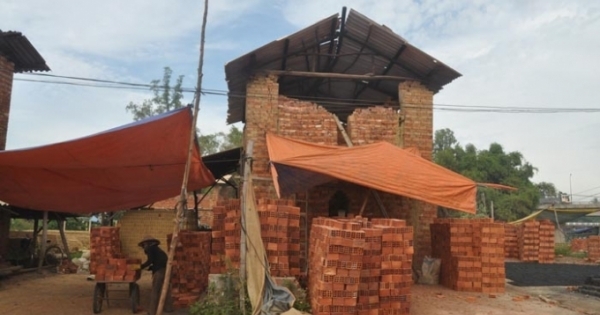 Hà Nội: Xúc phải bom bi, 2 công nhân lò gạch thương vong