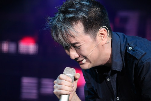 Ca sĩ Đ&agrave;m Vĩnh Hưng đ&atilde; chia sẻ tr&ecirc;n facebook về m&oacute;n nợ khổng lồ 20 tỷ của người mẹ ruột g&acirc;y ra.