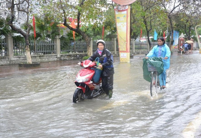 Xe bị chết m&aacute;y khi đi qua đoạn đường H&ugrave;ng Vương.