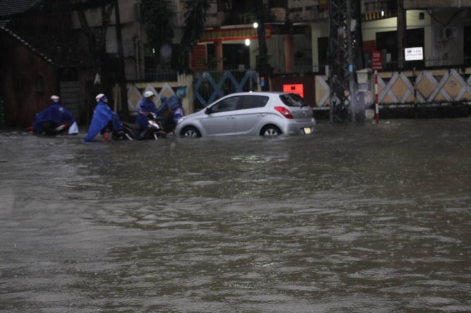 Xe m&aacute;y lẫn xe &ocirc; t&ocirc; đều bị chết m&aacute;y tại ng&atilde; 3 đường Trần Hưng Đạo v&agrave; Phan Bội Ch&acirc;u.