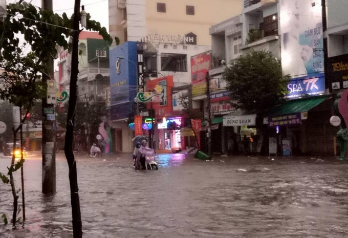 Nước tr&agrave;n l&ecirc;n vỉa h&egrave; đường L&ecirc; Trung Đ&igrave;nh, đoạn gần ng&atilde; 4 ch&iacute;nh ở TP Quảng Ng&atilde;i.