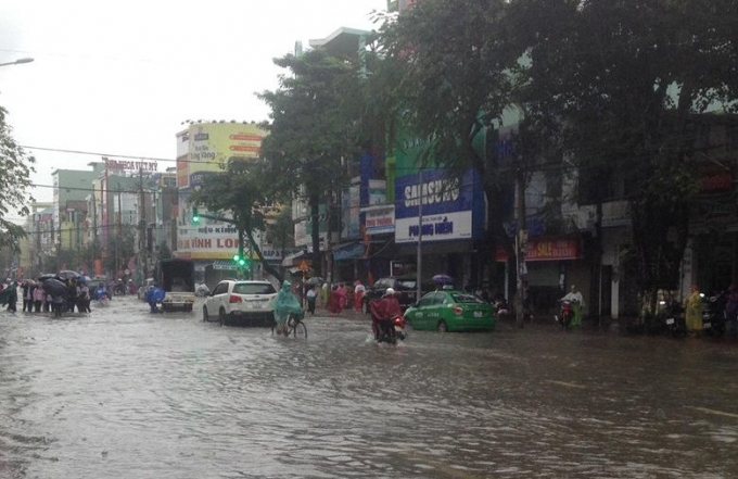Tuyến đường H&ugrave;ng Vương biến th&agrave;nh d&ograve;ng s&ocirc;ng sau đợt mưa lớn.