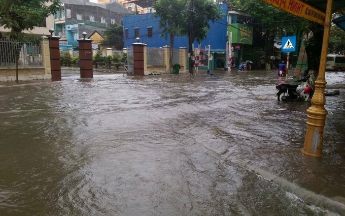 Hầu hết c&aacute;c tuyến đường ở TP Quảng Ng&atilde;i đều bị ngập như thế n&agrave;y.