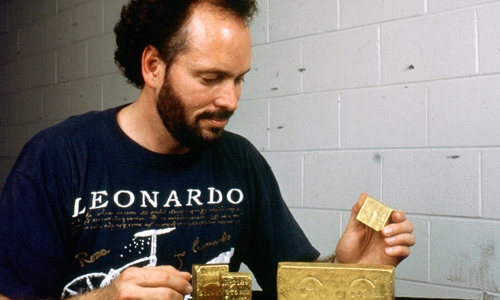 Thompson c&ugrave;ng một phần số v&agrave;ng t&igrave;m được từ x&aacute;c chiếc t&agrave;u đắm. (Ảnh:&nbsp;WP)