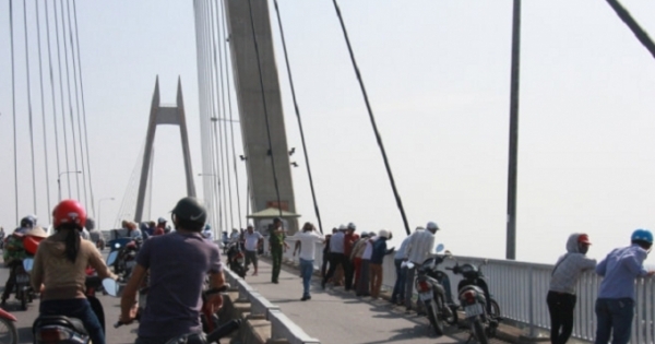 Hải Phòng: Giải cứu thành công hai người có ý định nhảy cầu tự vẫn