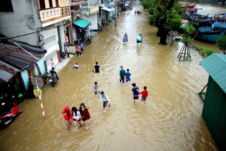 Em Ho&agrave;ng Thế A.&nbsp;em bất ngờ trượt ng&atilde; rồi bị nước lũ cuốn tr&ocirc;i mất t&iacute;ch.