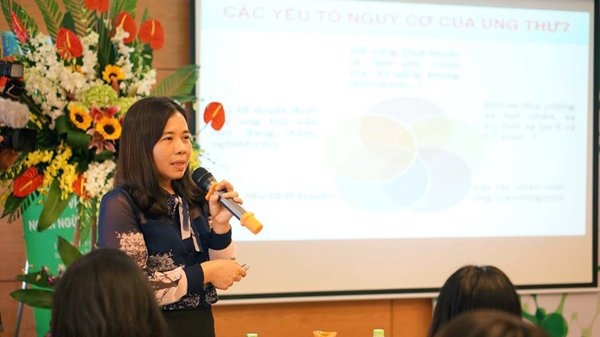 PGS Hương cho biết dinh dưỡng ch&iacute;nh l&agrave; một trong những biện ph&aacute;p để dự ph&ograve;ng ung thư.