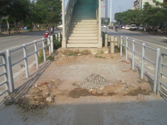 Nh&agrave; chờ xe bu&yacute;t nhanh vẫn c&ograve;n bộn bề gạch đ&aacute;.