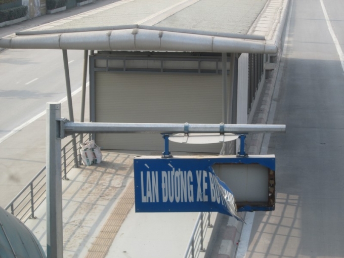 Chưa đi v&agrave;o hoạt động nhưng biển chỉ dẫn l&agrave;n xe bu&yacute;t nhanh đ&atilde; bị bong tr&oacute;c nặng nề.