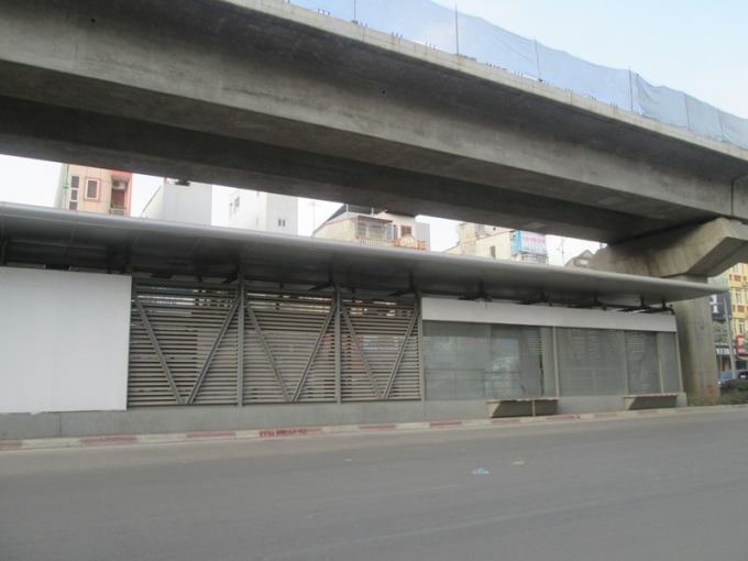 Một số nh&agrave; chờ tr&ecirc;n đường Tố Hữu vẫn bao phủ một lớp bụi