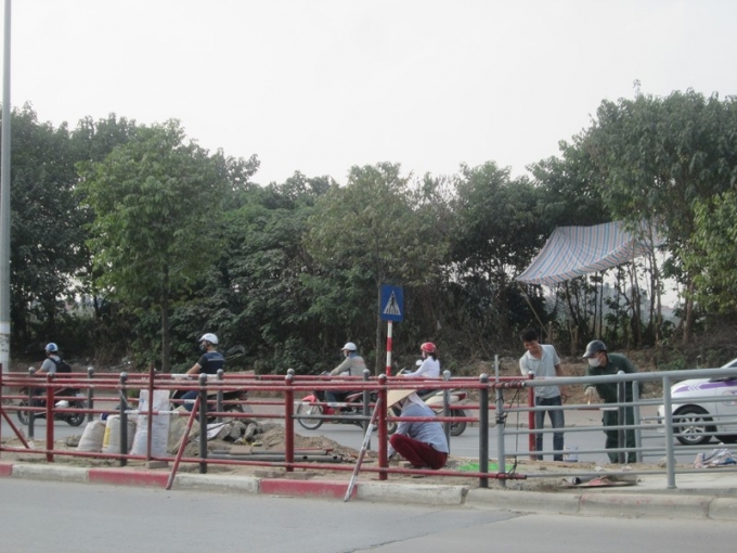 C&aacute;c c&ocirc;ng nh&acirc;n vẫn đang miệt m&agrave;i thi c&ocirc;ng.