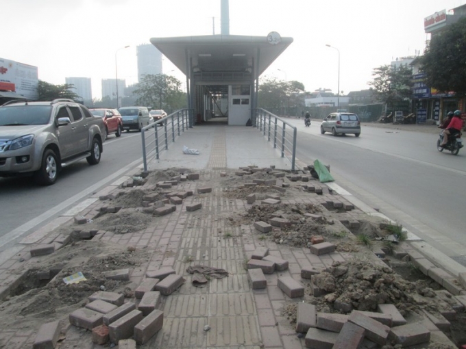 ...vẫn đang c&ograve;n ngổn ngang.