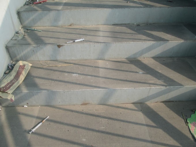 Nh&agrave; chờ xe bu&yacute;t nhanh trở th&agrave;nh địa điểm ch&iacute;ch thuốc của c&aacute;c