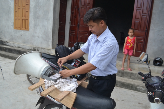 Anh Chuy&ecirc;n chuẩn bị loa đi tuy&ecirc;n truyền. ( ảnh: Ph&agrave;n Gi&agrave;o Họ)