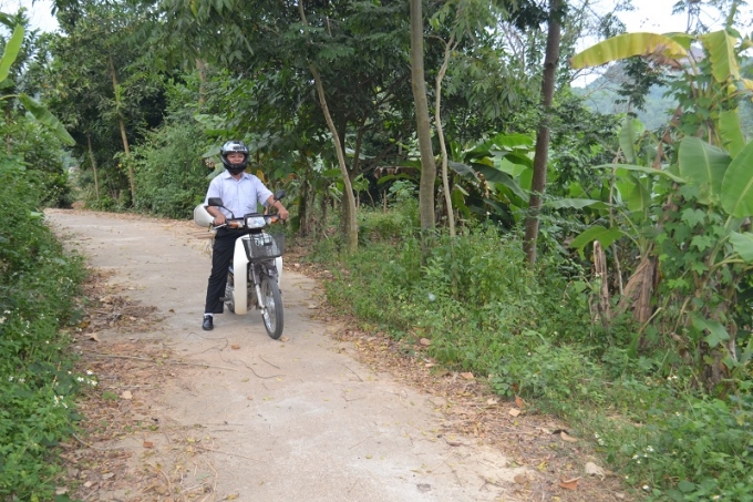 Hằng ng&agrave;y s&aacute;ng - tối anh Chuy&ecirc;n vẫn mang loa dạo ph&aacute;t cho người d&acirc;n nghe. ( ảnh: Ph&agrave;n Gi&agrave;o Họ)