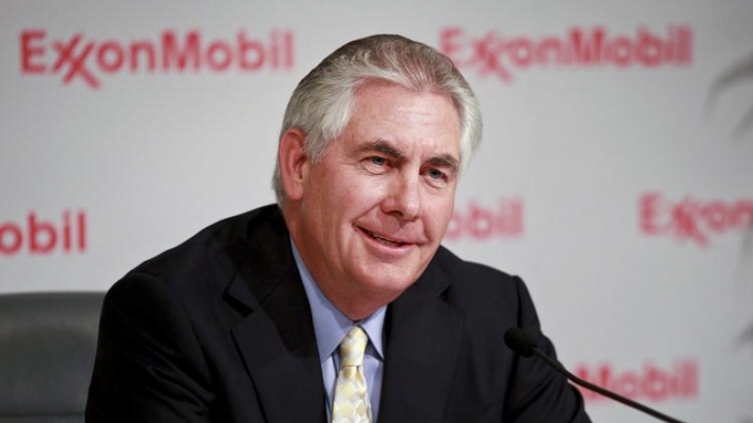 CEO tập đo&agrave;n dầu kh&iacute; Exxon Mobil, Rex Tillerson xếp vị tr&iacute; thứ t&aacute;m. Được biết, &ocirc;ng&nbsp;Rex Tillerson vừa được Tổng thống đắc cử Donald Trump bổ nhiệm l&agrave;m Ngoại trưởng trong nội c&aacute;c mới.&nbsp;Ước t&iacute;nh gi&aacute; trị vốn h&oacute;a thị trường của&nbsp;Exxon Mobil l&agrave; 377 tỷ USD.