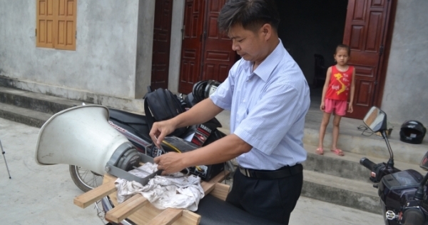 Bi hài cán bộ văn hóa xã  bị vợ đuổi khỏi nhà vì hành nghề... "mõ xã"