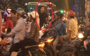 Tuấn Hưng bất ngờ xuống đường "điều khiển giao thông"
