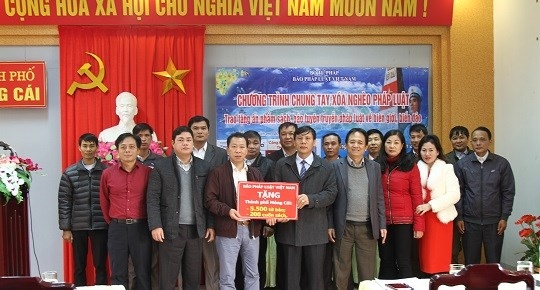 B&aacute;o Ph&aacute;p luật Việt Nam tặng s&aacute;ch, b&aacute;o cho c&aacute;c đơn vị h&agrave;nh ch&iacute;nh TP M&oacute;ng C&aacute;i.