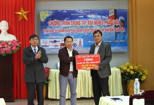 Tổng Bi&ecirc;n tập Đ&agrave;o Văn Hội thay mặt B&aacute;o Ph&aacute;p Luật Việt Nam tặng s&aacute;ch, b&aacute;o cho UBND huyện V&acirc;n Đồn.