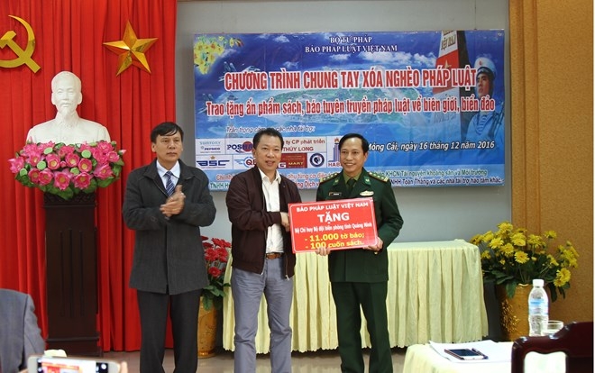 Tổng Bi&ecirc;n tập Đ&agrave;o Văn Hội thay mặt B&aacute;o trao tặng s&aacute;ch, b&aacute;o cho Bộ Chỉ huy Bộ Đội bi&ecirc;n ph&ograve;ng tỉnh Quảng Ninh.